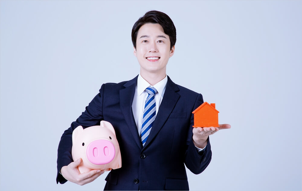 저금통과 계좌를 들고 있는 청년