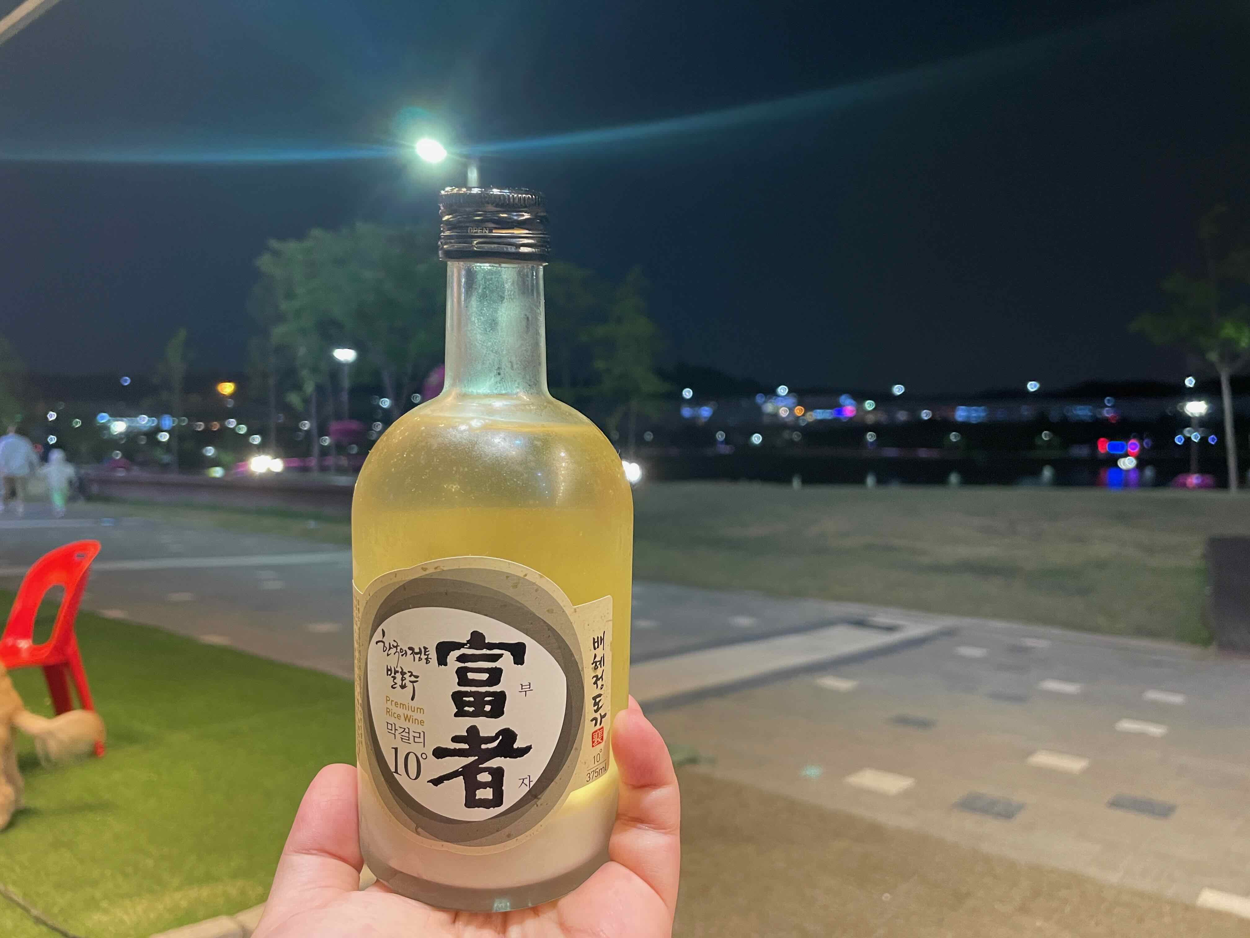 부자 막걸리 모습 투명유리병에 들어간 모습 