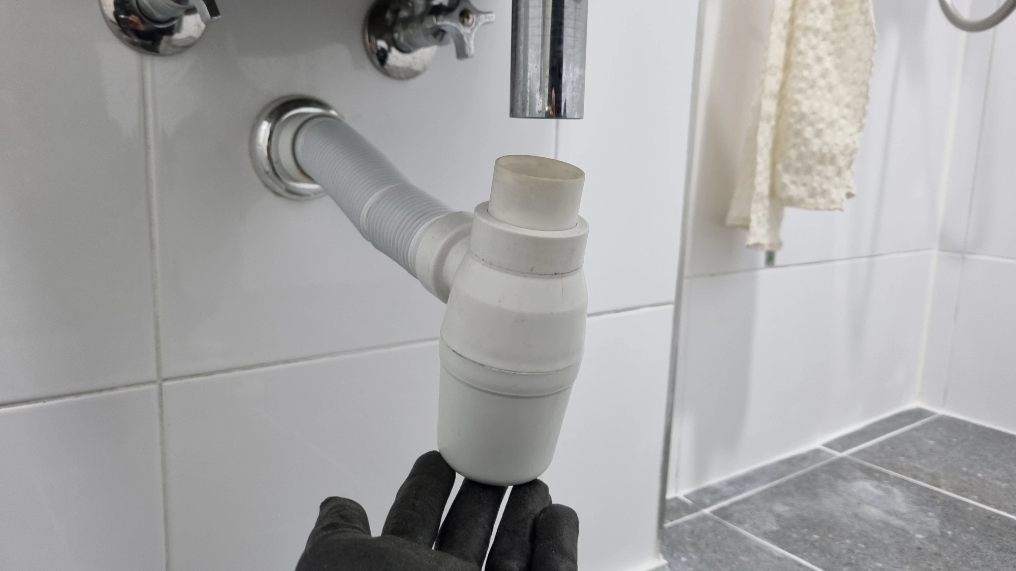 세면대 배수관 트랩 빼는 모습