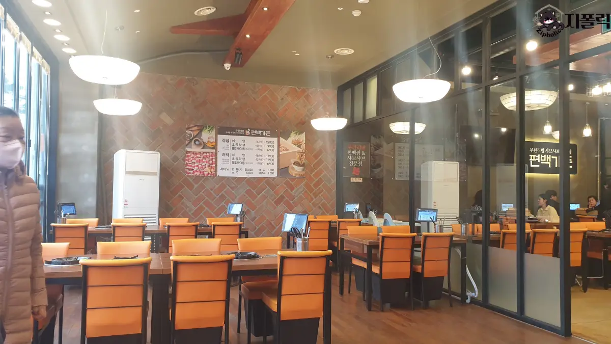 편백가든-내부-의자