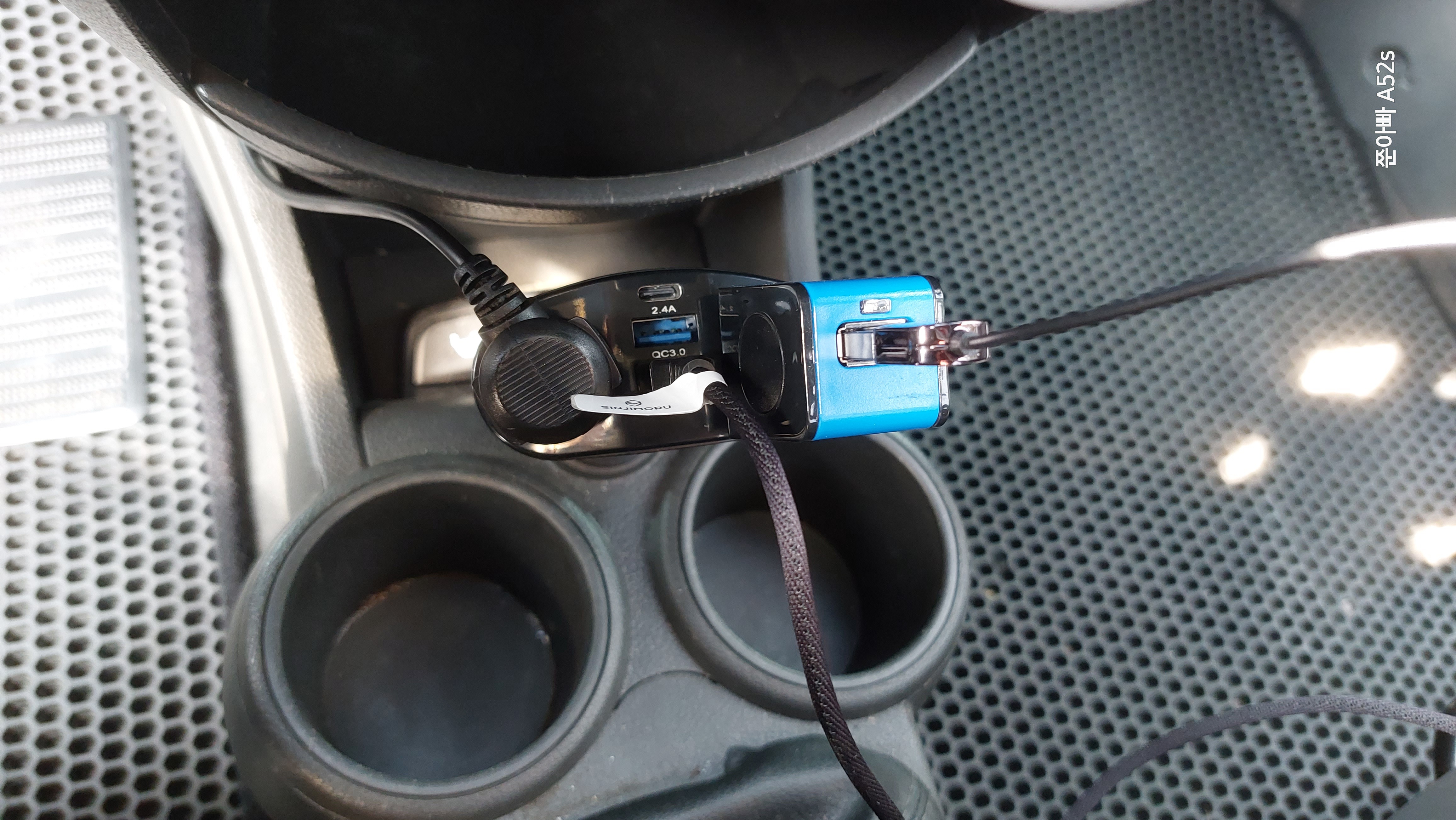 가격 5300원에 고속충전 편안하게 할수 있는 가성비 차량용 시거잭 충전기! 아주 만족스럽습니다.