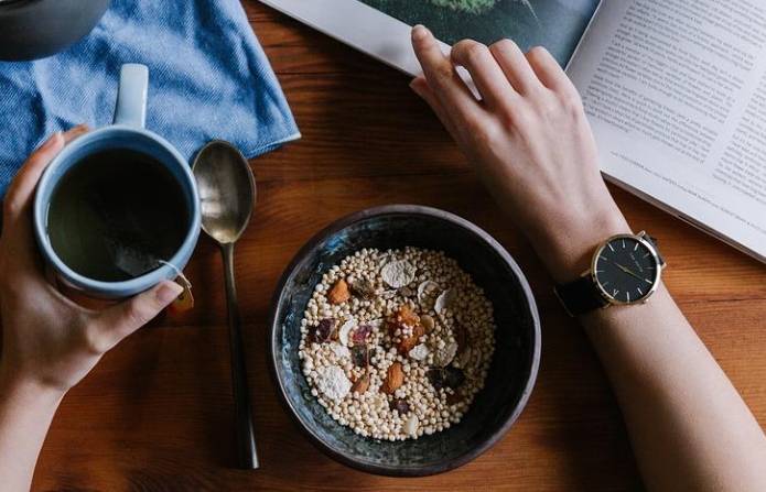 시리얼과 차로 식사를 하고 있는 여성