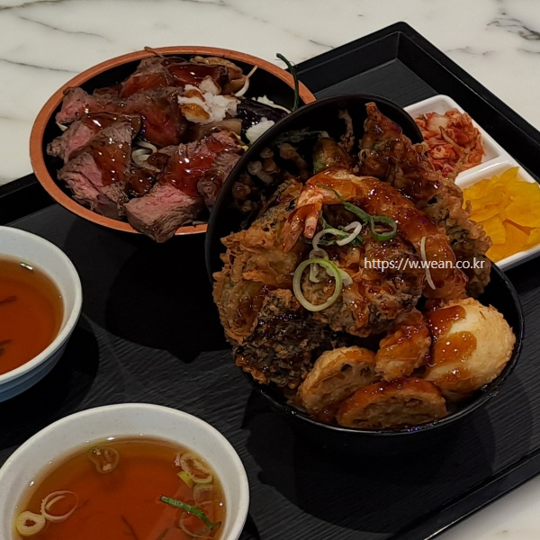 텐동, 스테키동이 반찬과 함께 준비되어 있어요.