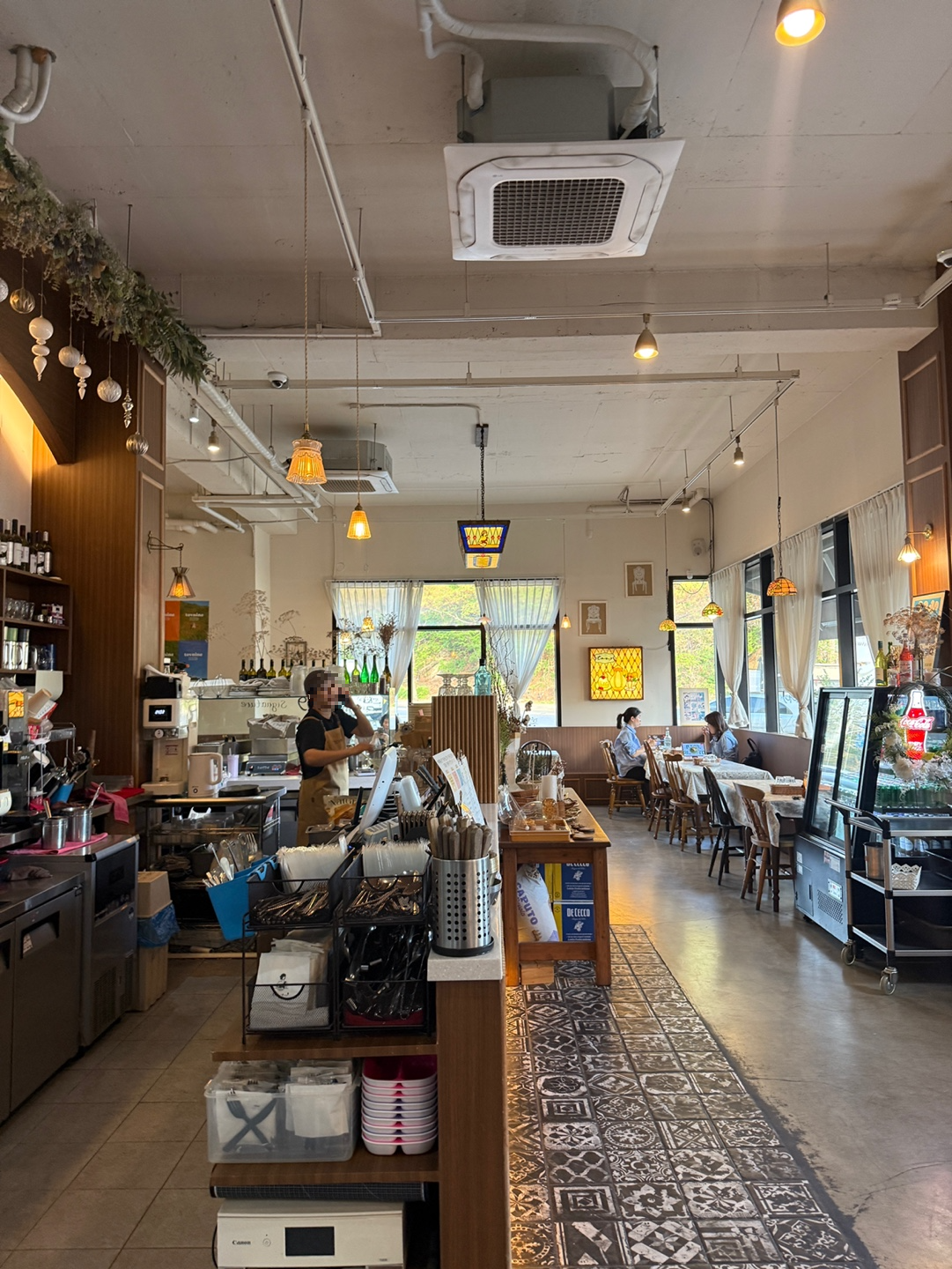 판교 토브나인 1층 브런치 식사 공간 좌석 간격 넓은 구조