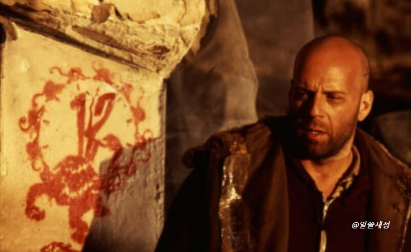 지상으로 올라온 제이콥이 12몽키즈 마크를 보는 장면