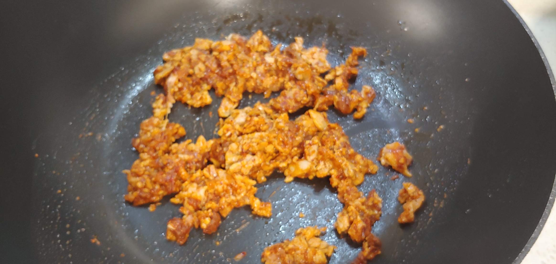 고기랑 양념장을 볶는중. 오늘따라 사진 화질이 영 안좋네요.