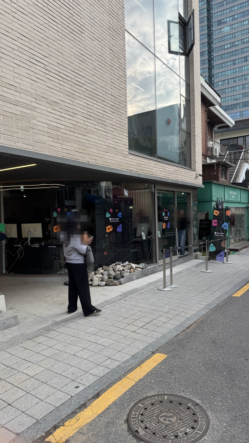 성수 거리에서 본 GROVE 1219 건물과 Grok Bot 행사 입구의 외관