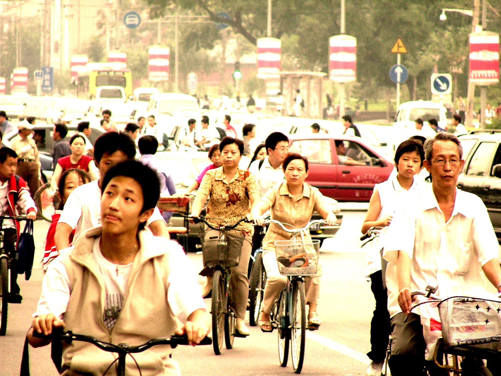 자전거로 출근하는 외국 근로자들