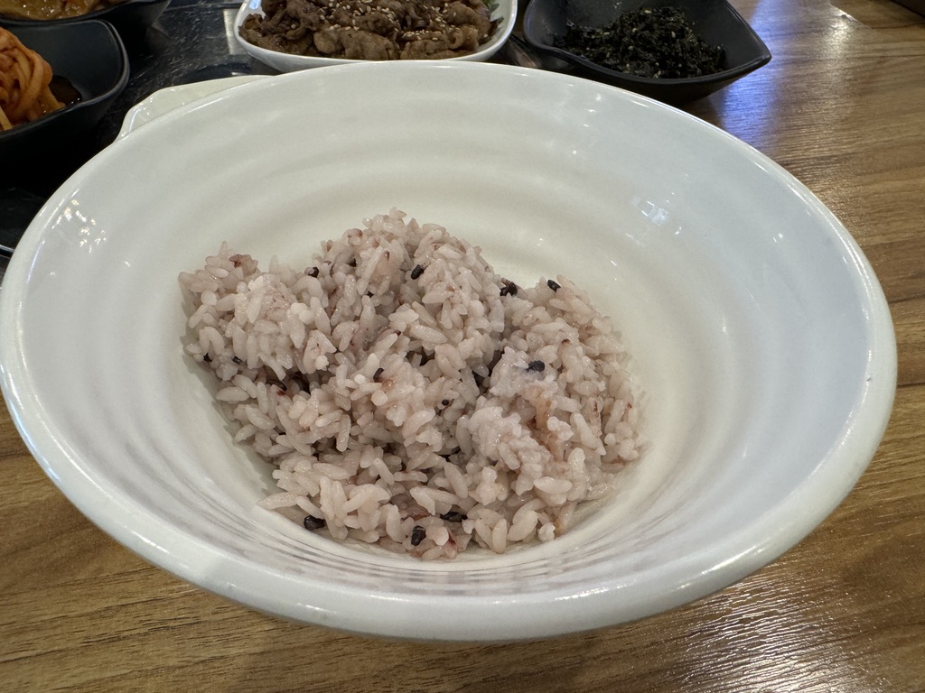 검은쌀이 들어있는 공기밥