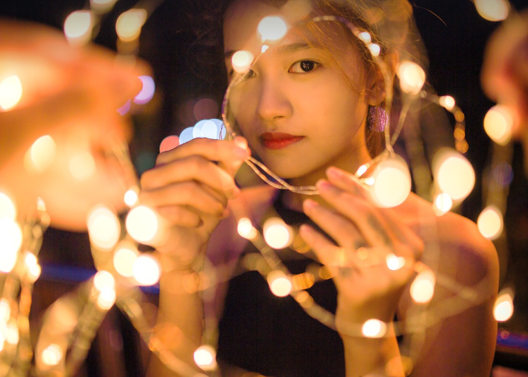 조명들고있는사진