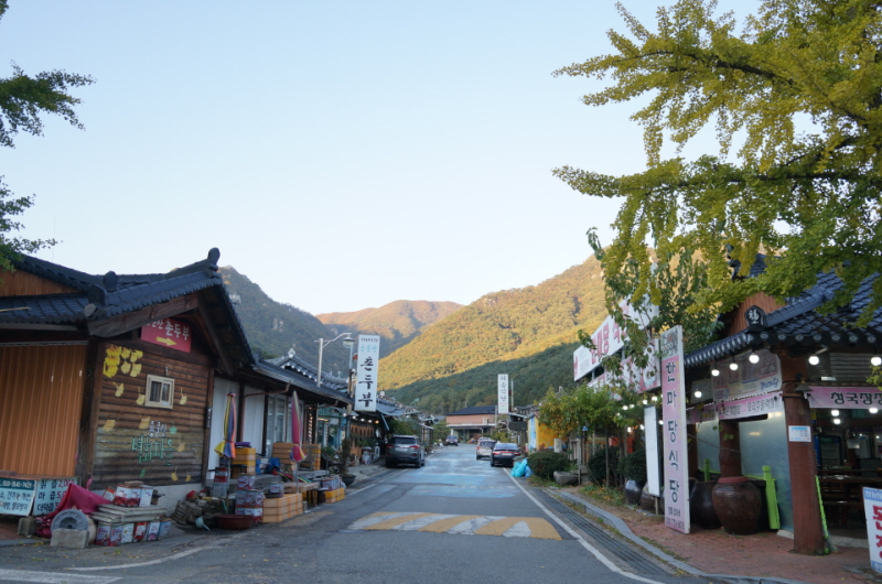 용문산-입구-식당-풍경