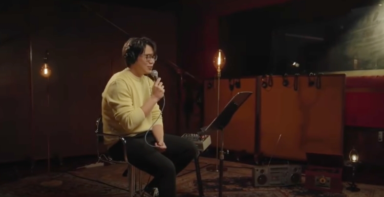 성시경 의자에 앉아 노래부르는 사진