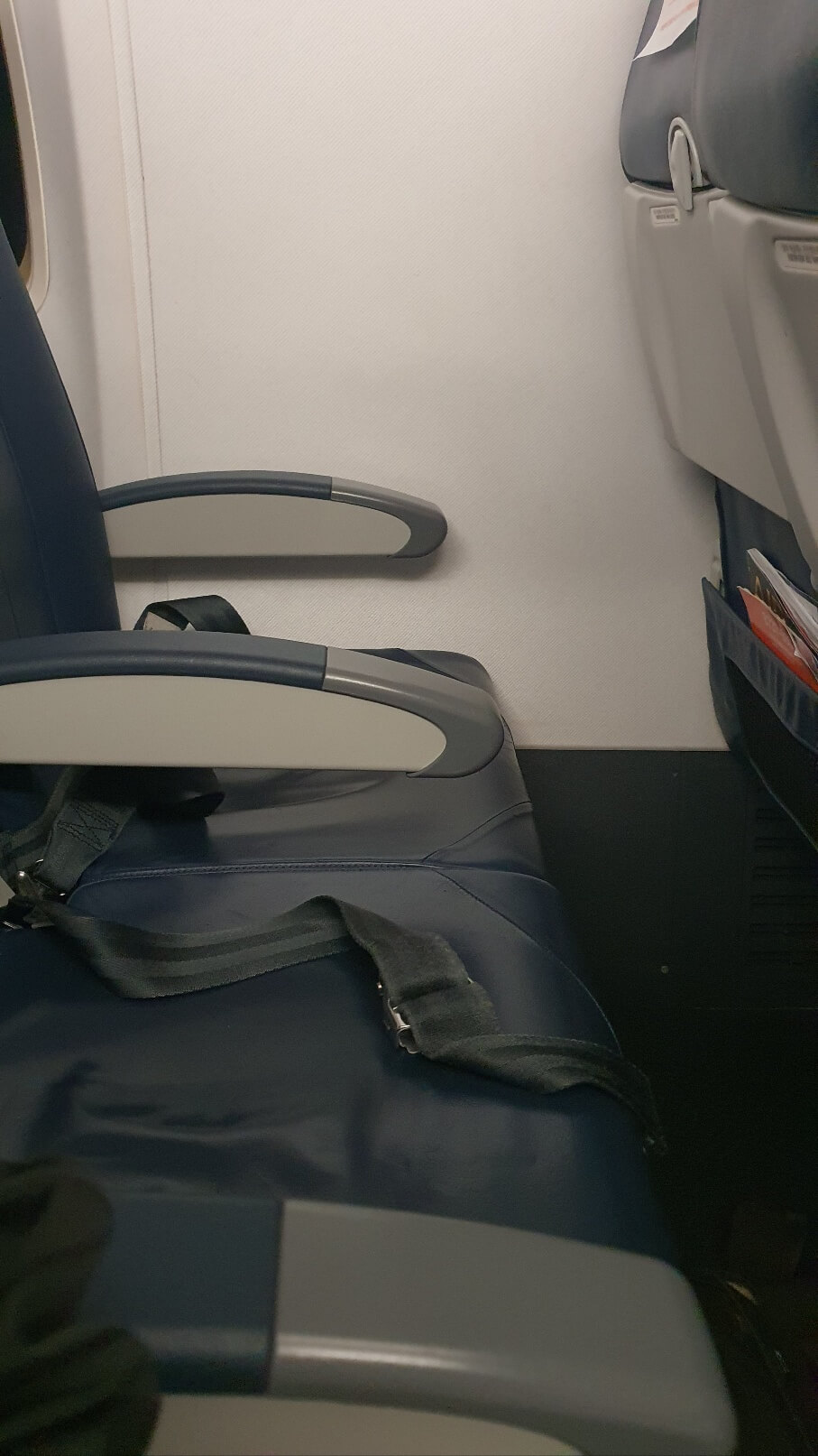 창문 없는 비행기 창가좌석 사진