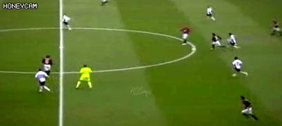 피를로-선수가-중앙에서-탈 압박한뒤-킬패스를-하고-있다