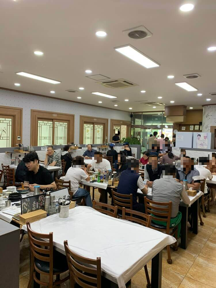 중앙에 4인테이블 공간