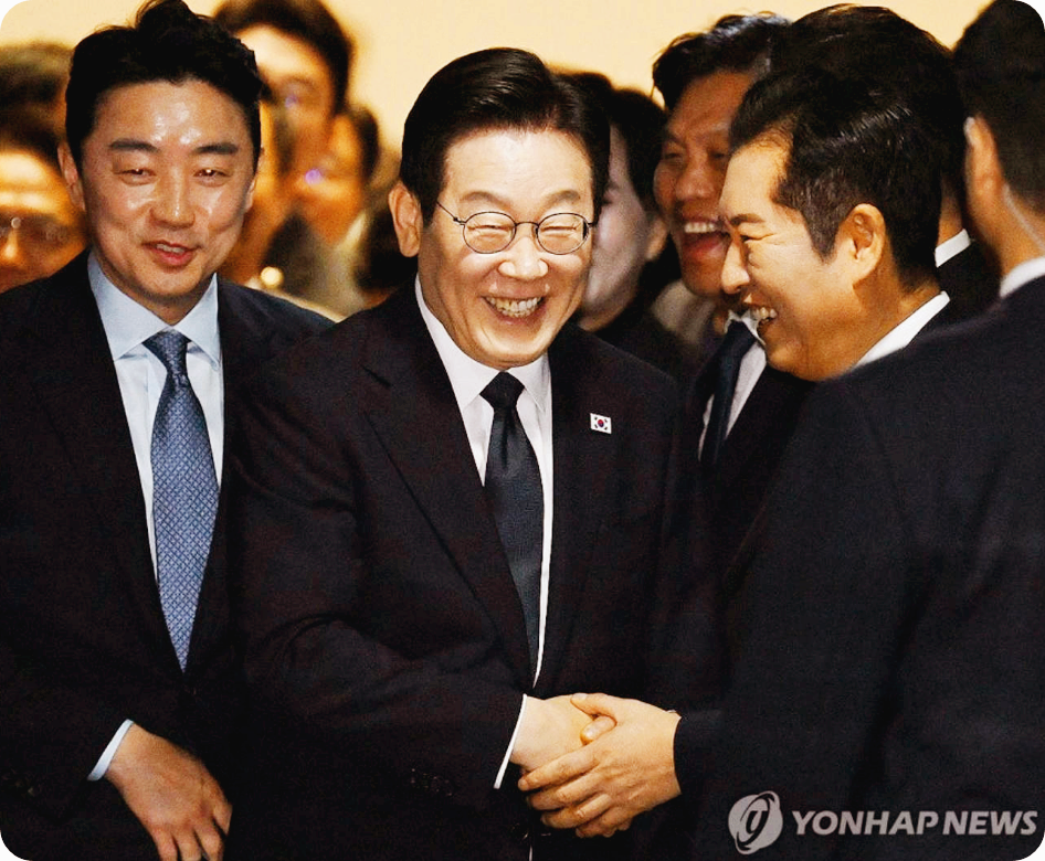 이재명 대통령이 4일 서울 여의도 국회 본회의장에서 내년도 정부 예산안에 대한 시정연설을 마친 뒤 더불어민주당 정청래 대표와 악수하고 있다. [사진=연합뉴스]