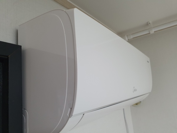 벽에-설치되어있는-벽걸이에어컨