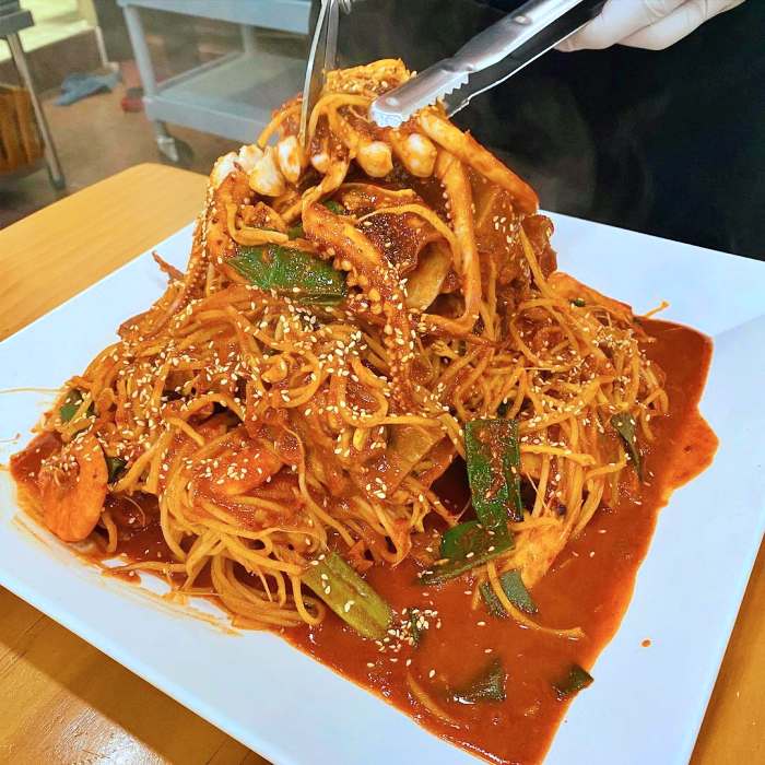 생방송투데이 인천 소래포구 높이만 25cm 산더미 뼈탑 감자탕 맛집
