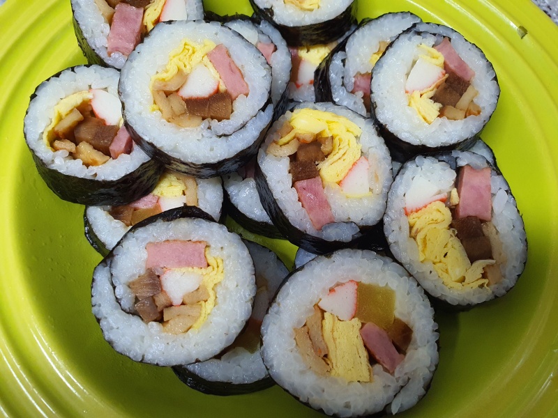 접시에-담긴-김밥