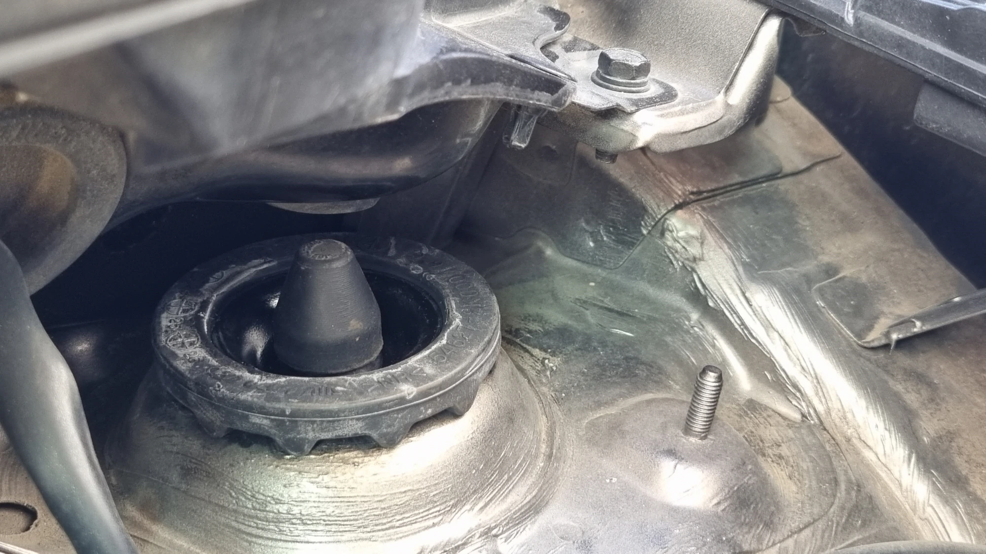 인슐레이터 더스트 커버 교체 완료 모습