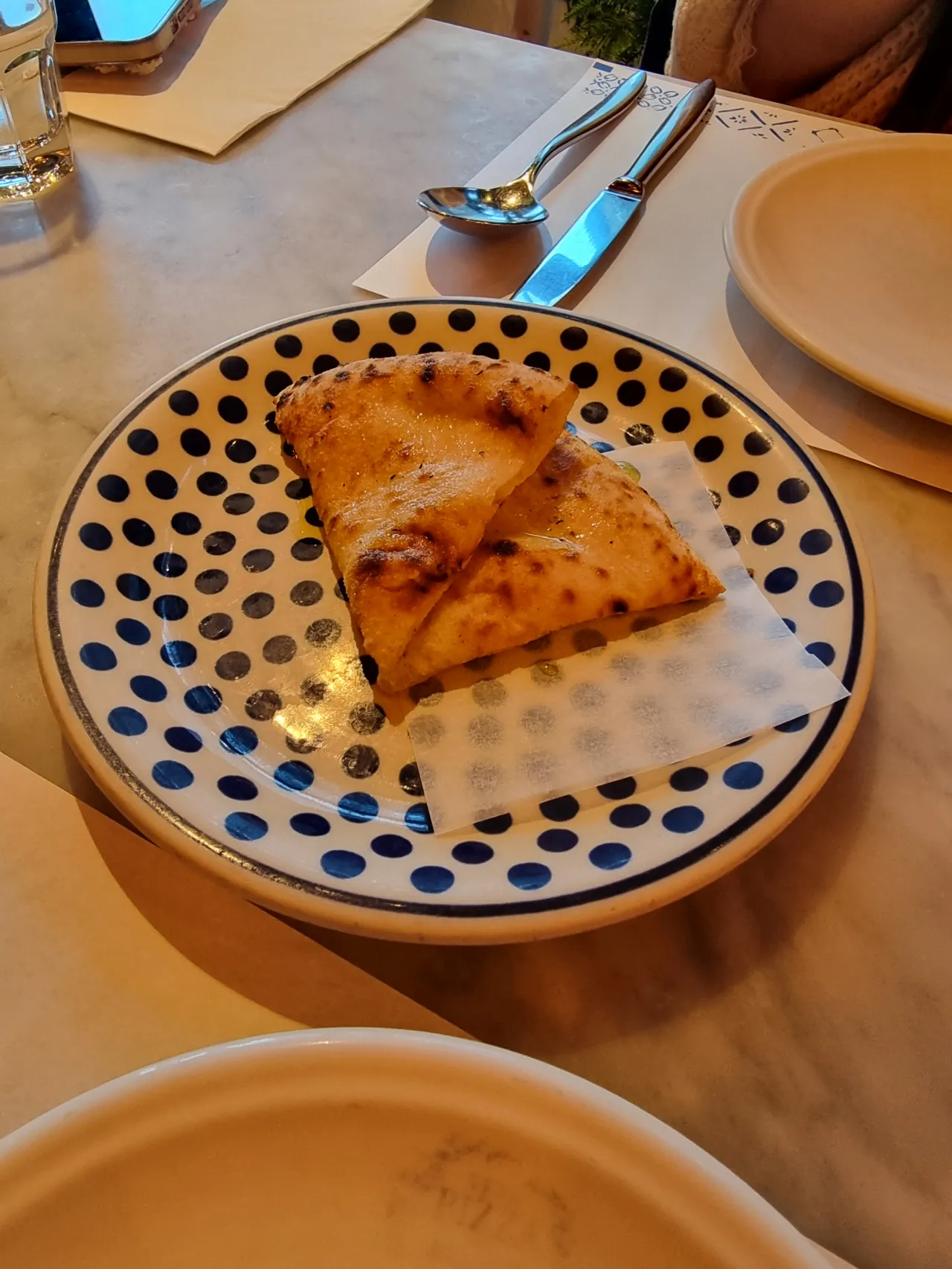 테이블-위-접시-피자-두조각