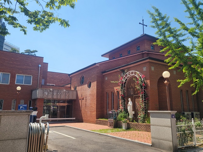 해군중앙성당 사진입니다. 성모동산은 장미꽃 테두리로 장식되어있고, 해군중앙성당 주보성인 성 마리아(바다의 별) 성모님 상이 있네요.