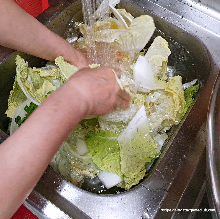 배추겉절이에 들어갈 배추를 손질해서 깨끗이 씻어주는 사진