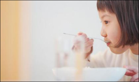 밥을 먹고 있는 어린이