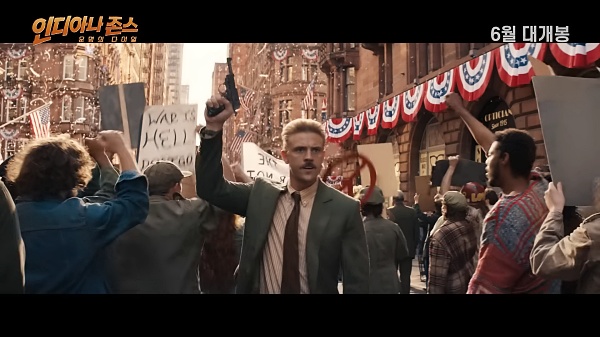 관중-사이-추격하는-악당