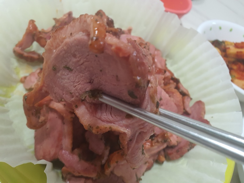 젓가락으로-든-오리고기