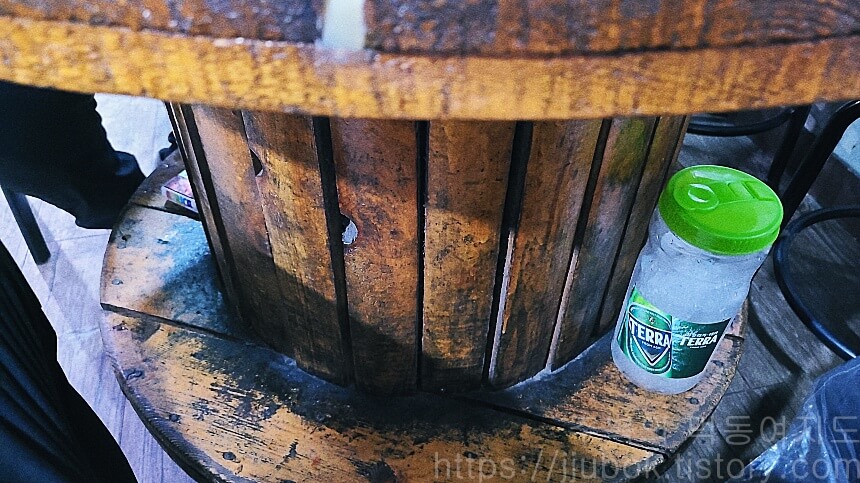 닭고집-숯불-닭갈비-테이블-발판