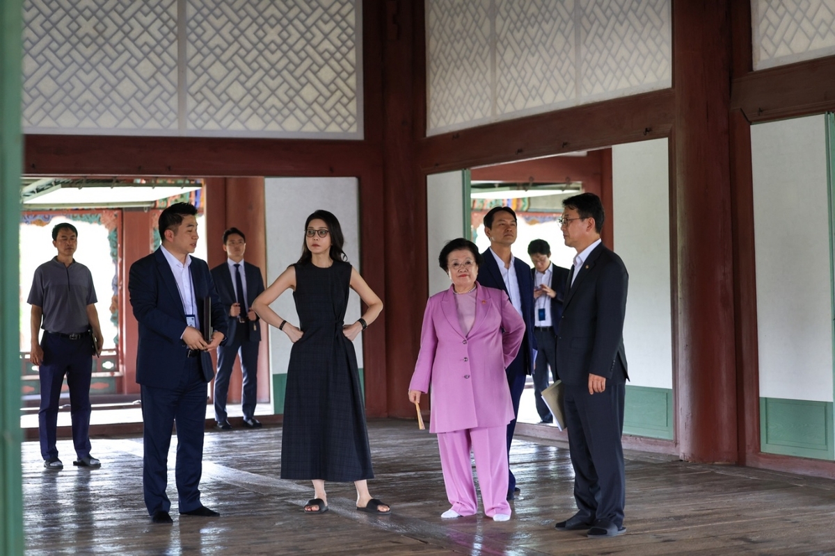 김건희 여사, 경복궁 왕의 의자 착석 논란&hellip;역대 대통령은 단 한 명도 앉지 않았다 관련 사진