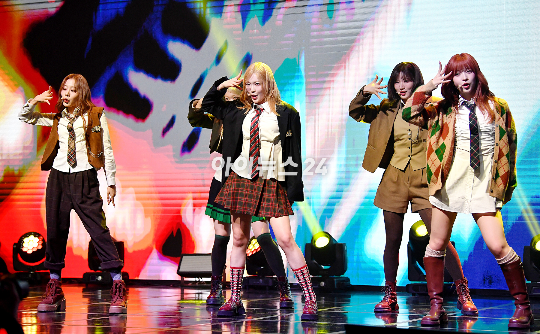 걸그룹 빌리(Billlie)가 23일 오후 서울 서교동 신한카드pLay스퀘어 라이브홀에서 '사이드-비:메모얼스 오브 에코 언씬(side-B : memoirs of echo unseen)' 발매 기념 쇼케이스에서 무대를 선보이고 있다. [사진=곽영래 기자]