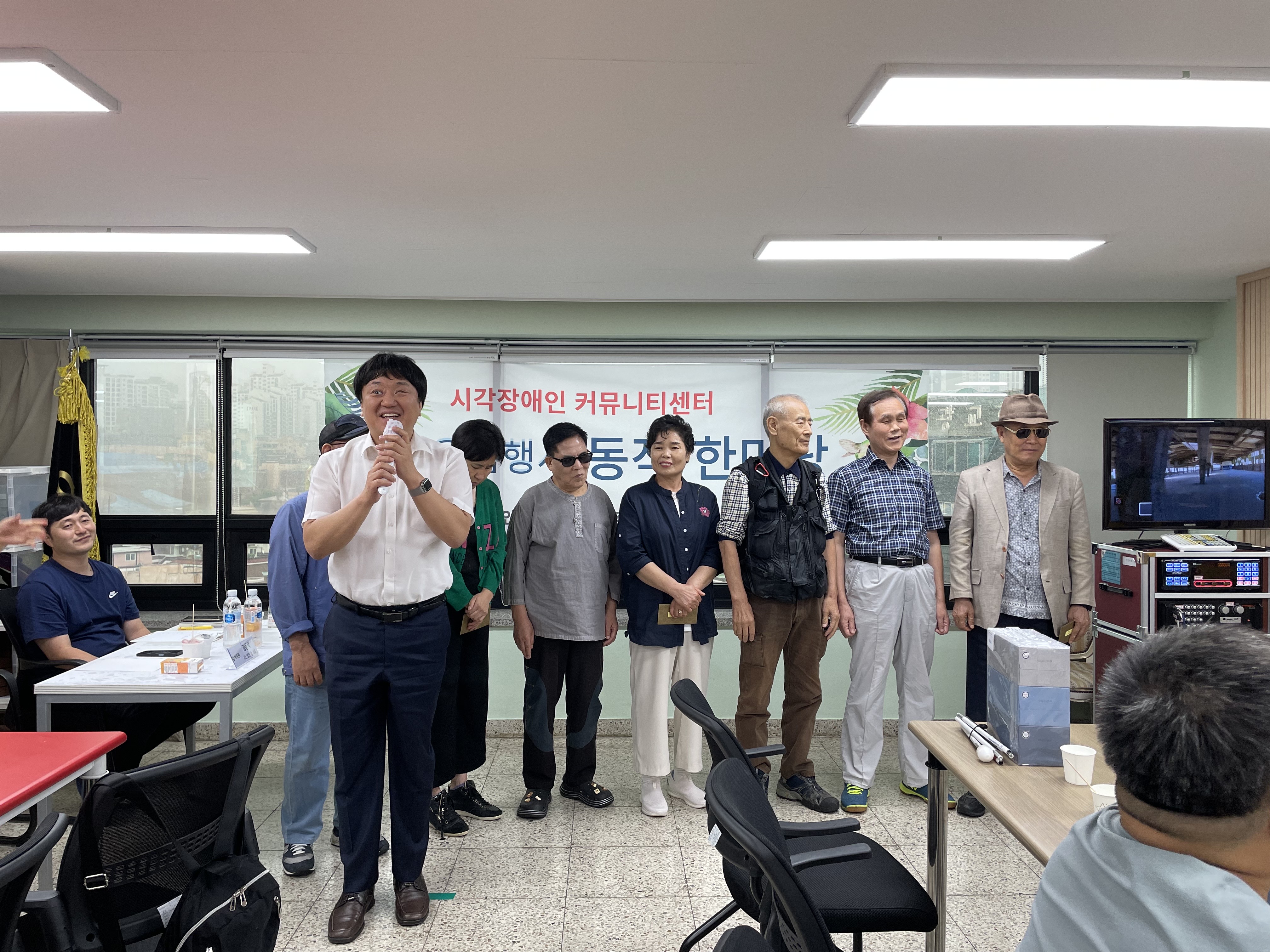 강윤택 심사위원이 심사 총평과 대상을 발표하고 있다.
김일남, 양영안, 장홍수, 박옥자, 이근호, 김종산, 김정재 지회원이 앞에 나와있다.