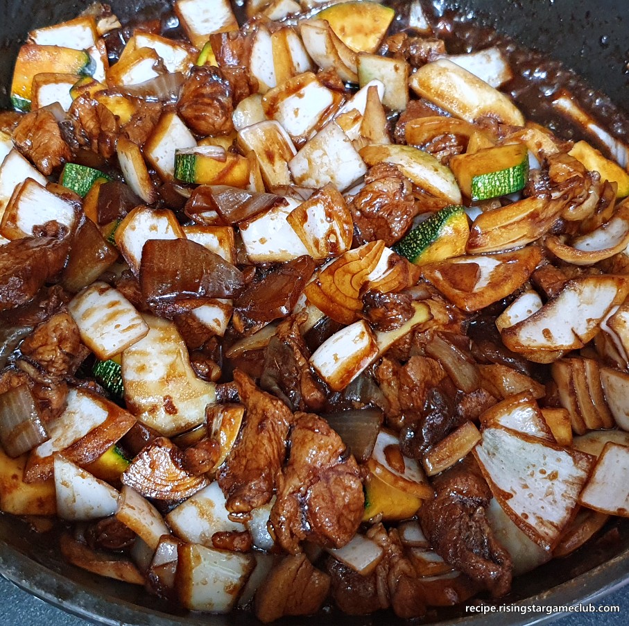 짜장밥을 하기 위해서 짜장에 들어간 재료들을 볶아 놓은 사진