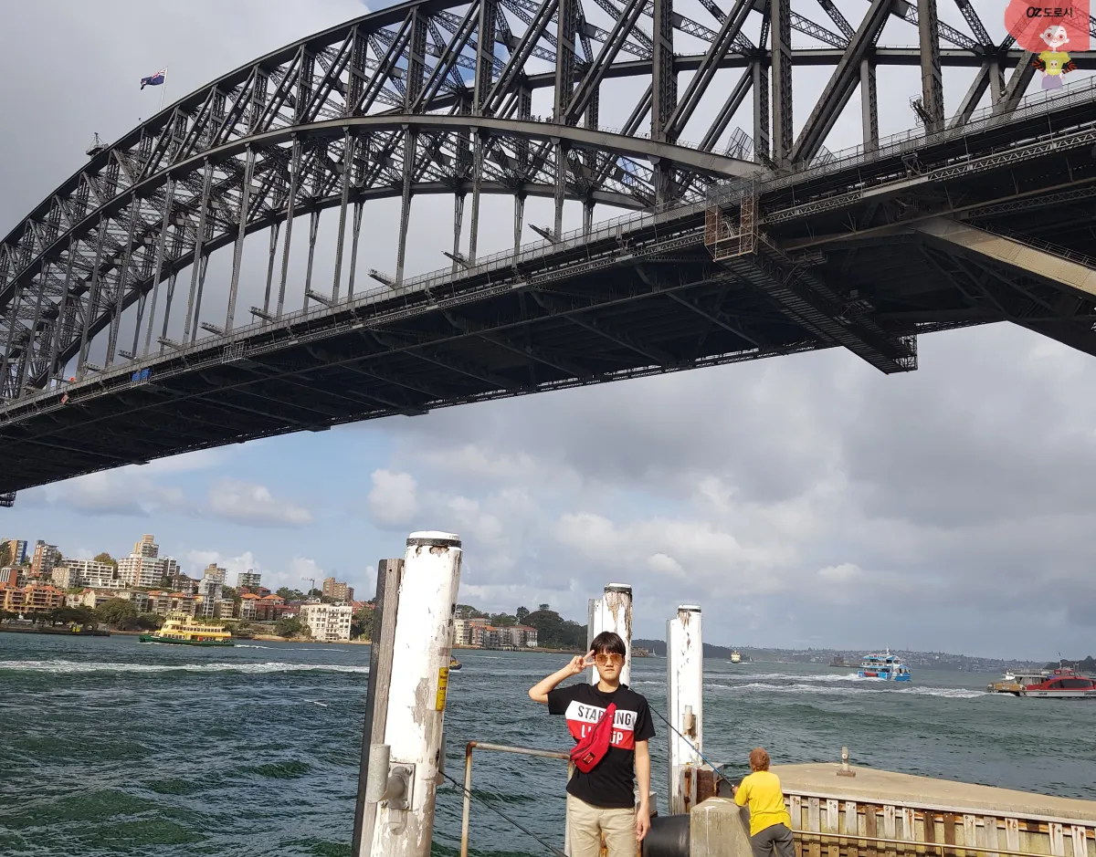 호주-시드니-하버브리지-다리-아래서-사진-찍는-소년