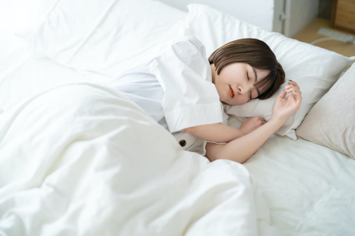 충분한-휴식을-취하는-여성