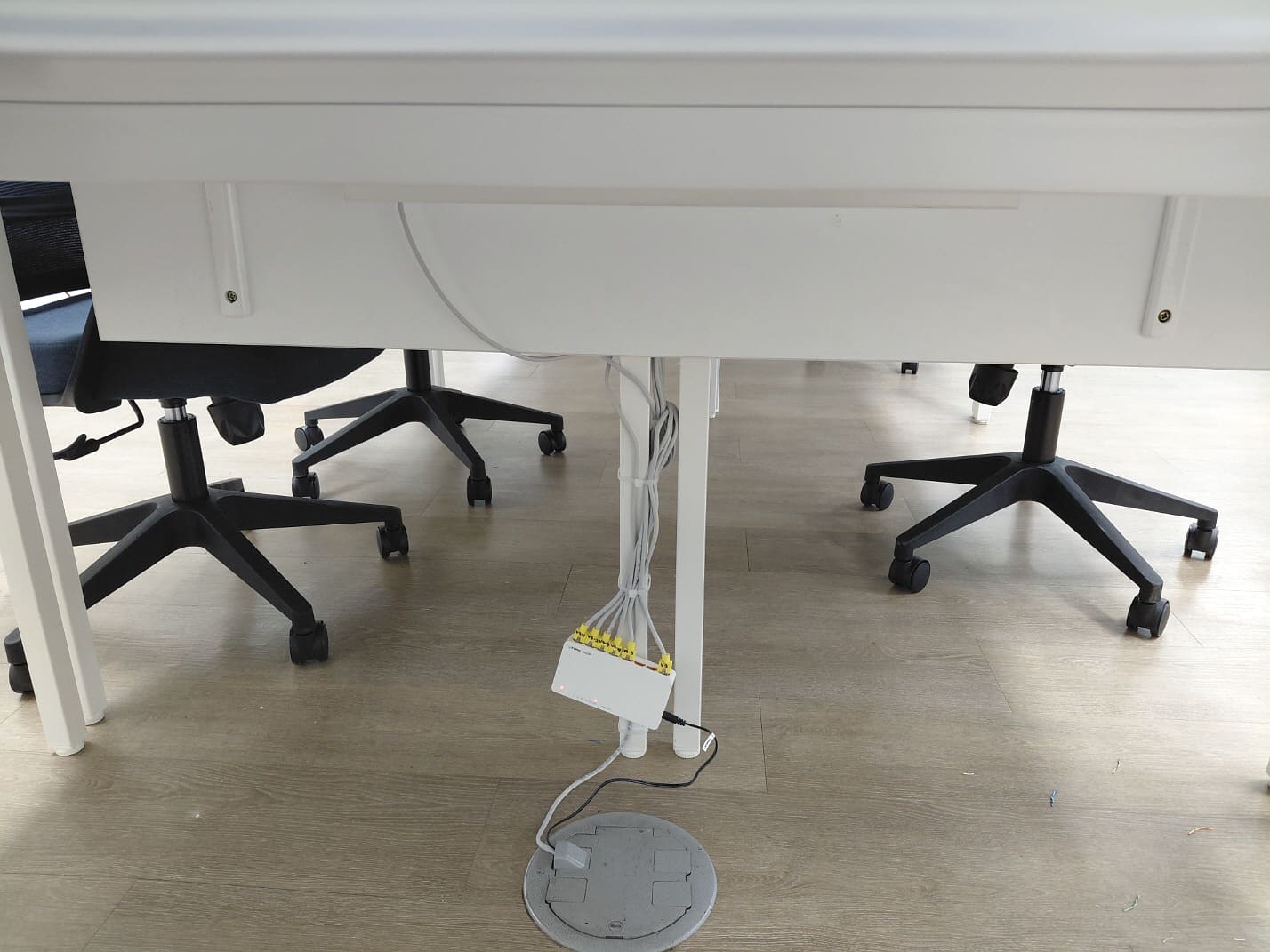 문정동 사무실 책상 위로 배치 완료된 PC용 랜선과 잭 보호 부트 - SBM정보통신