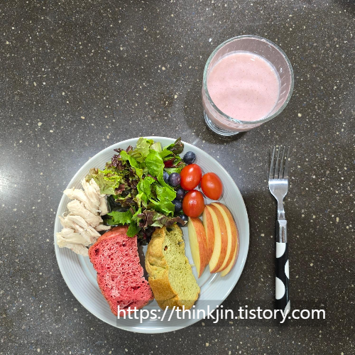 아침밥_홍국쌀식빵 및 시금치쌀식빵 샐러드