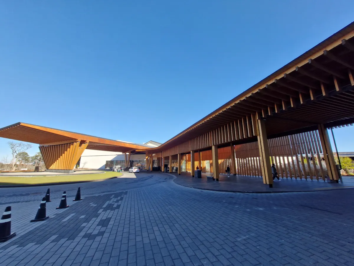 웅장하게-펼쳐져-있는-설해원-입구