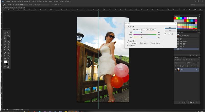 색상에서 전체적으로 사진을 파란색이 돌게함