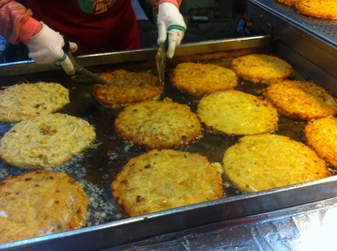 혼자 가도 어색하지 않은 전통시장 먹거리 여행: 좌석 있는 가게와 1인 메뉴 추천