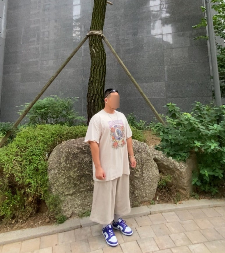 데일리룩('26. 8. 21.)오클리 선글라스 아이자켓 리덕스, 스탠다드에러 빈티지 피그먼트 티셔츠, 무신사스탠다드 버뮤다 팬츠, 나이키 양말, 나이키 덩크로우 레트로 화이트콩코드