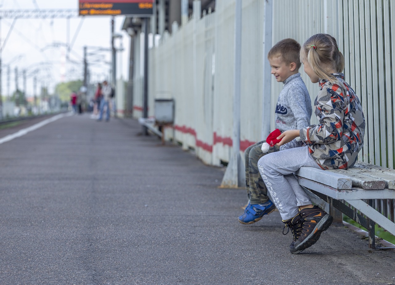 아이들이 기차를 기다리는 사진