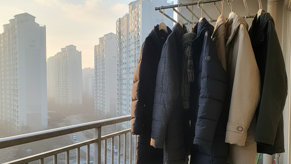 베란다에 옷 걸어놓고 냄새 빼는 사진