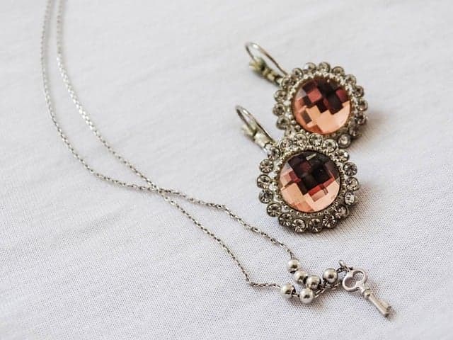 폐기물에서 보석으로: 재활용을 통한 액세서리 창작