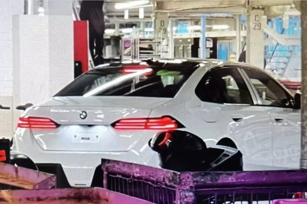 BMW가 올 하반기 출시할 &#39;5시리즈 풀체인지&#39; 모델의 후면 모습이 유출됐다.