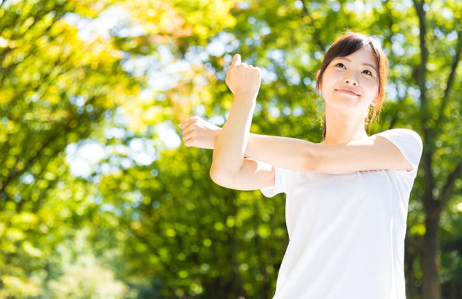 스트레칭하는 여성