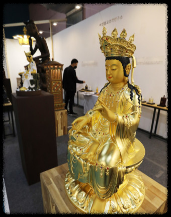 뉴진스님 &amp;#39;부처핸섬&amp;#39;으로 뜨겁게 달군 2024 서울국제불교박람회