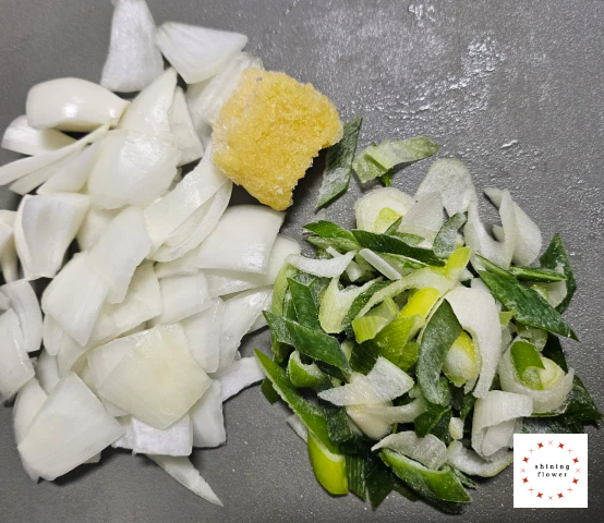 양파는 나박썰기-대파는 어슷썰기-다진마늘 1수저 준비